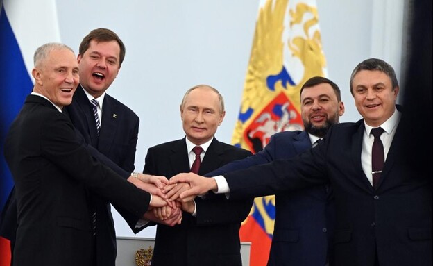 פוטין ומושלי ארבעת המחוזות המסופחים באוקראינה (צילום: AP)