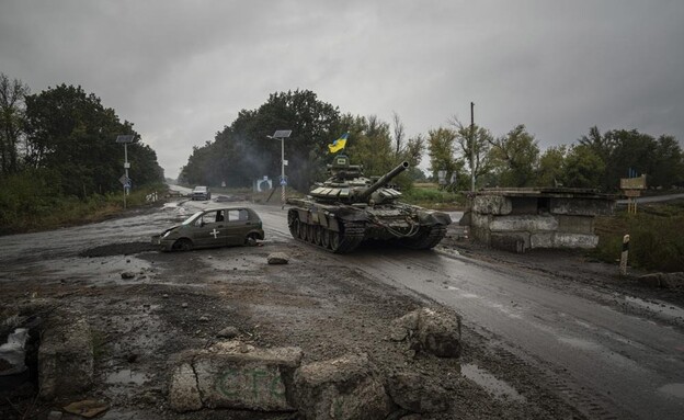 טנק של צבא אוקראינה במחוז חארקוב (צילום: AP)