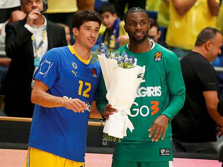 קיבל את הכבוד בתחילת המשחק. אוואנס (אלן שיבר)