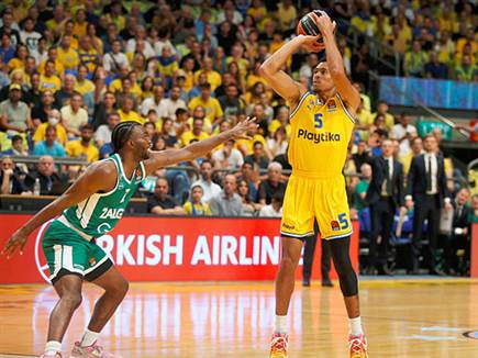 15 נקודות וחמש עבירות. בולדווין (אלן שיבר)