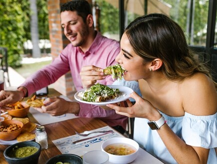 איך לשמור על תזונה מאוזנת גם ביציאה מהשגרה? (צילום: Marcos Castillo, shutterstock)