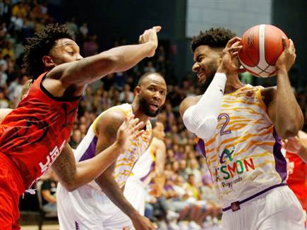 אבל חולון נאבקה (צילום: אלן שיבר)