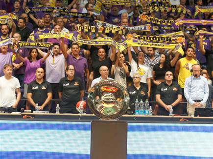 הקהל הסגול מילא את האולם (צילום: אלן שיבר)