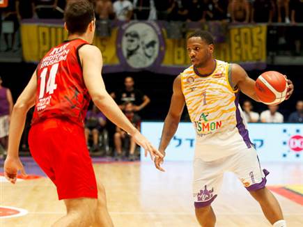 במחצית השנייה חולון דהרה קדימה (צילום: אלן שיבר)