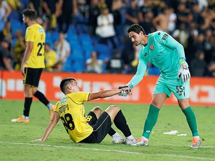 ובית"ר? על הרצפה (צילום: אלן שיבר)