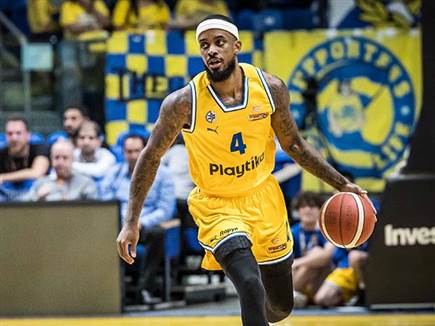 משחק רגוע של לורנזו בראון (צילום: עודד קרני)