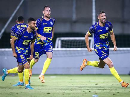 ושלומי אזולאי שלח בעיטה חופשית לרשת (מאור אלקסלסי)