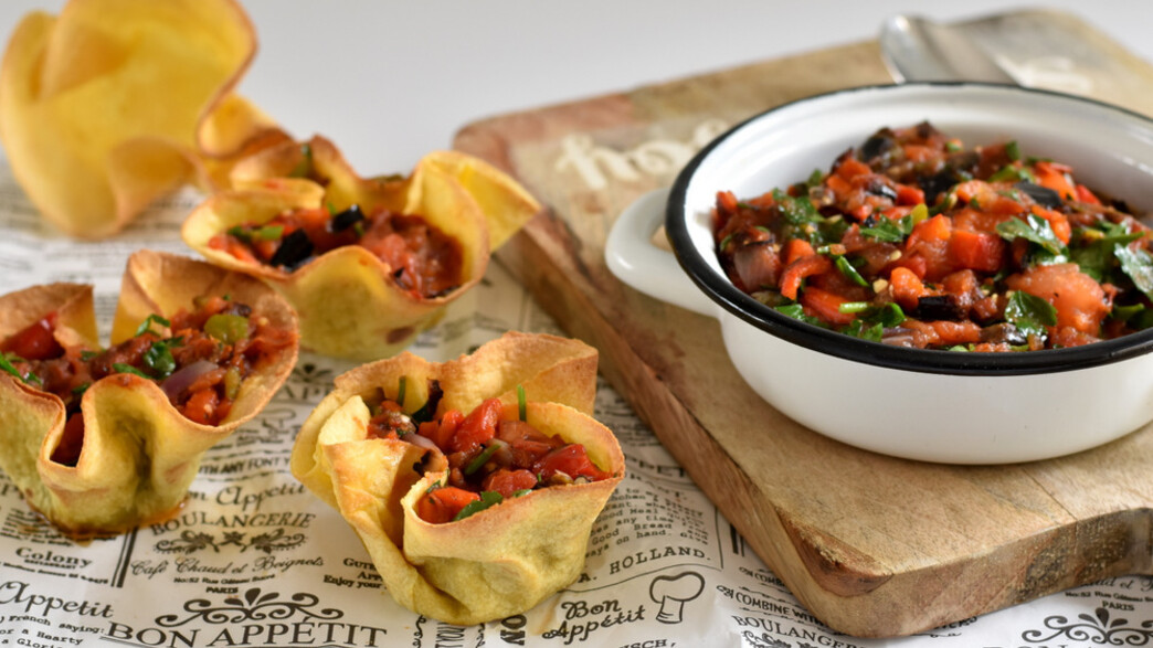 סלט משוויה בקערות טורטייה סלט משוויה בקערות טורטייה