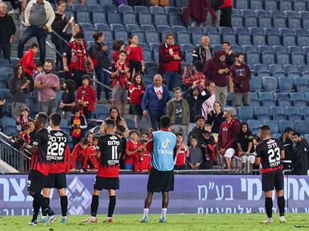 אוהדי הפועל ירושלים מודים לקהל (דני מרון)