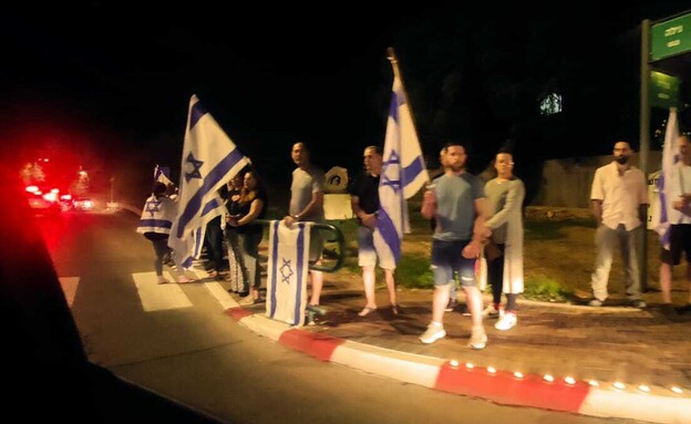 אזרחים עם דגלים בדרך להלוויתה של נועה לזר ז"ל
