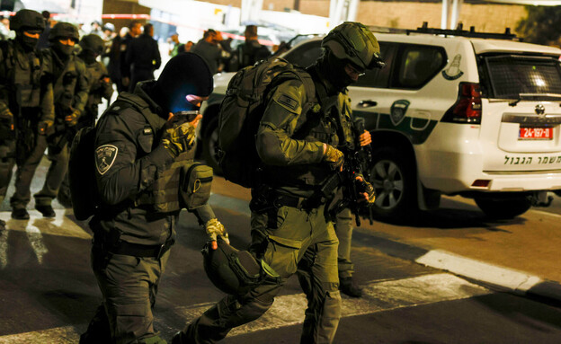 כוחות הביטחון בפיגוע במחסום שועפאט בירושלים (צילום: אוליביה פיטוסי, פלאש 90)