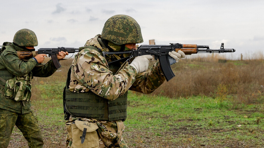 חיילי מילואים רוסים שהתגייסו מתאמנים באזור דונייצק חיילי מילואים רוסים שהתגייסו מתאמנים באזור דונייצק