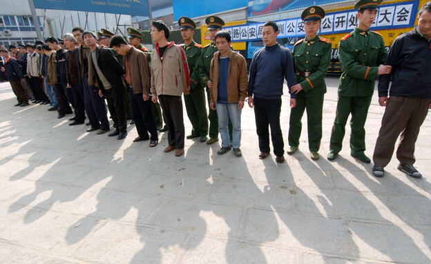 משטרת סין מבצעת מעצר (צילום: China Photos / Stringer, getty images)