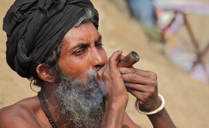 גבר מעשן צ'ילום (צילום: Vladimir Melnik, shutterstock)