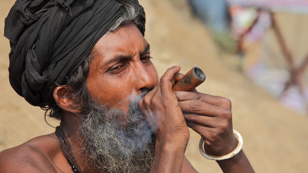 גבר מעשן צ'ילום (צילום: Vladimir Melnik, shutterstock)