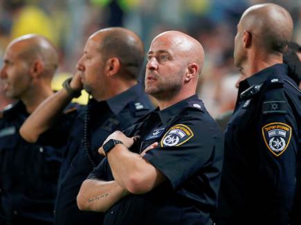 השוטרים באצטדיון (אלן שיבר) (צילום: ספורט 5)