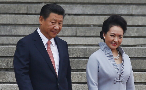 שי ג'ינפינג עם אשתו (צילום: רויטרס)
