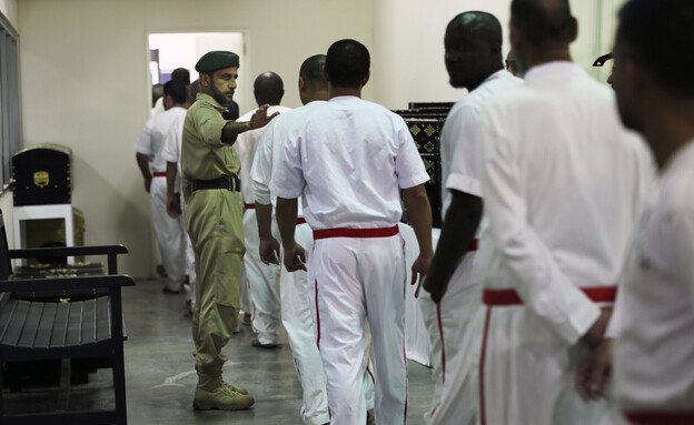 סוהרים בכלא בדובאי (צילום: AP)