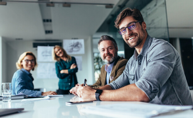 קבוצת עובדים שמחה  (צילום:  Jacob Lund, shutterstock)