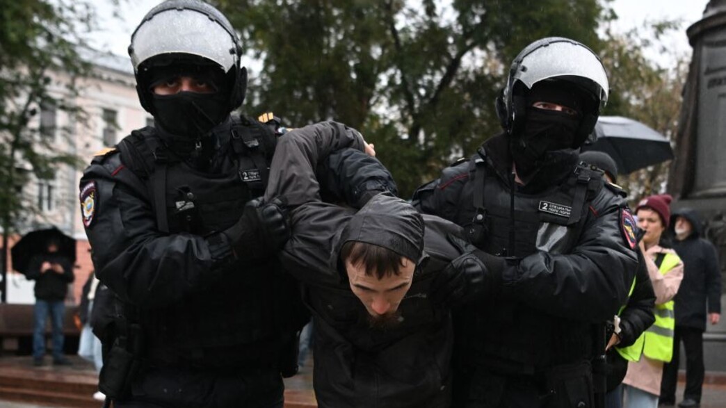 כוחות הביטחון תופסים צעיר במוסקבה (צילום: AFP via Getty Images)