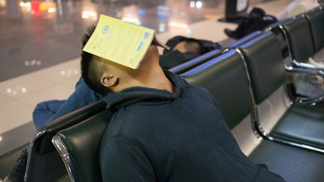 איש ישן בשדה התעופה (צילום: אימג'בנק / Thinkstock)