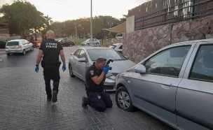 שוטרים חוקרים מקרי השחתה במכוניות באילת (צילום: שרית מטלצ'קי)