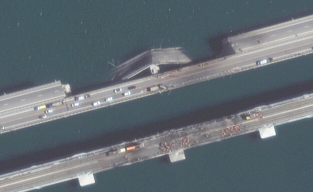 החלק שקרס בגשר המחבר בין רוסיה לקרים שהופצץ (צילום: maxar)