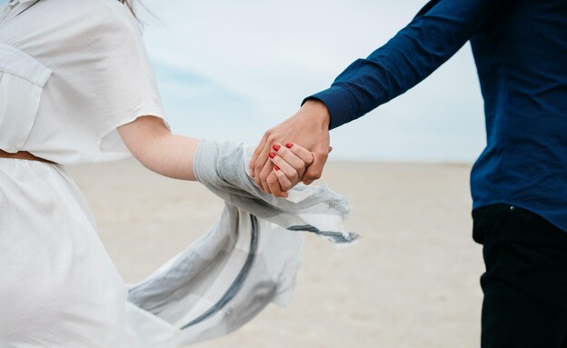 גבר ואישה מחזיקים ידיים (צילום: unsplash)
