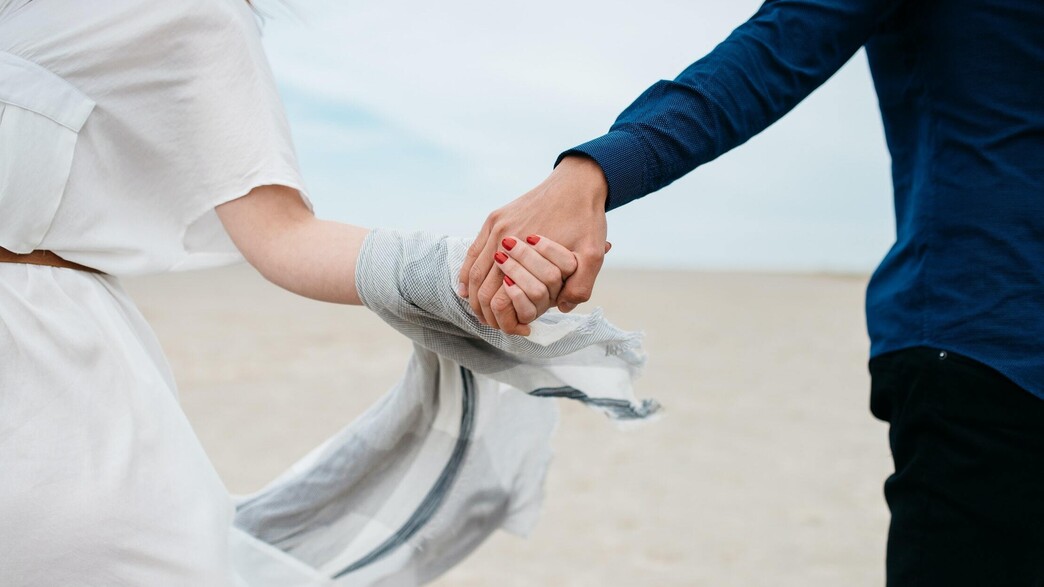 גבר ואישה מחזיקים ידיים (צילום: unsplash)