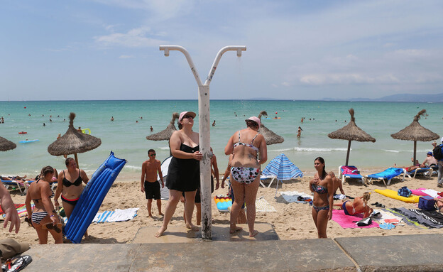 מקלחות חוף מיורקה ספרד (צילום: zixia, shutterstock)