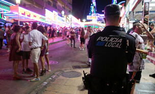 שוטר ברחוב מגלוף מיורקה ספרד (צילום: zixia, shutterstock)