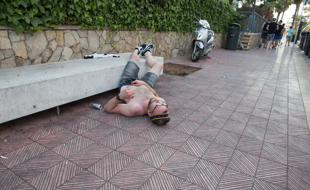 תייר גרמני שיכור מיורקה ספרד (צילום: Clauf, shutterstock)