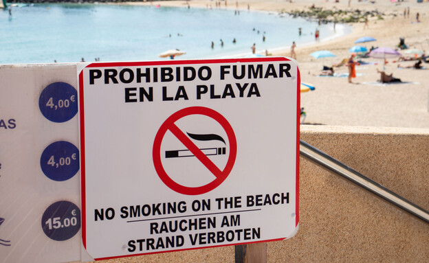 שלט אסור לעשן בחוף ספרד (צילום: Zen HP, shutterstock)