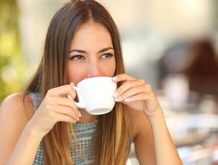 אישה שותה קפה (צילום: אימג'בנק / Thinkstock)