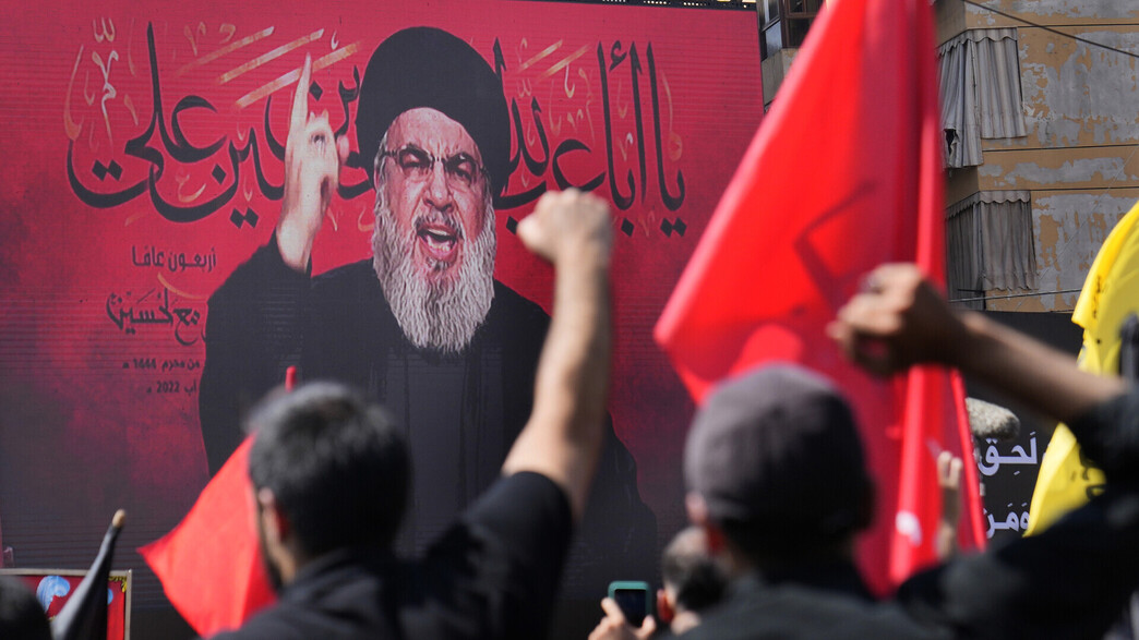 תומכי חיזבאללה מול נאום של נסראללה בלבנון