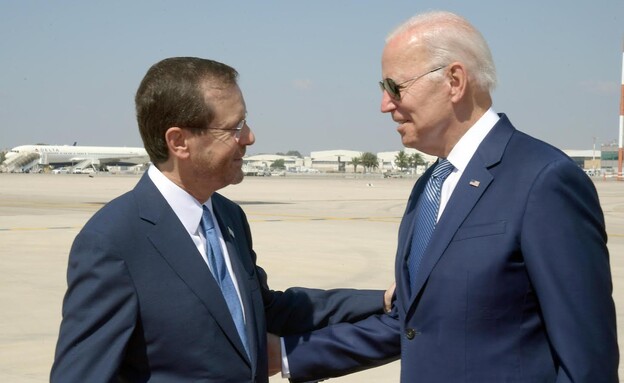 הנשיא הרצוג מברך את הנשיא ביידן בביקורו בישראל (צילום: חיים צח, לע