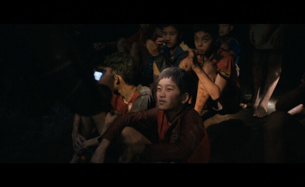 שלושה עשר הנערים שחולצו מהמערה בתאילנד (צילום: מתוך הסרט "שלושה עשר חיים", אמזון פריים)