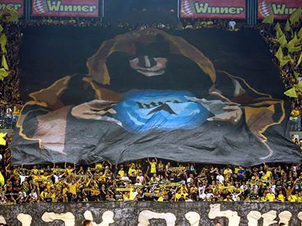 אוהדי בית"ר בדרבי הירושלמי נגד הפועל (צילום: אלן שיבר)