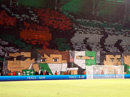 אוהדי מכבי חיפה נגד פ.ס.ז' (צילום: אלן שיבר)