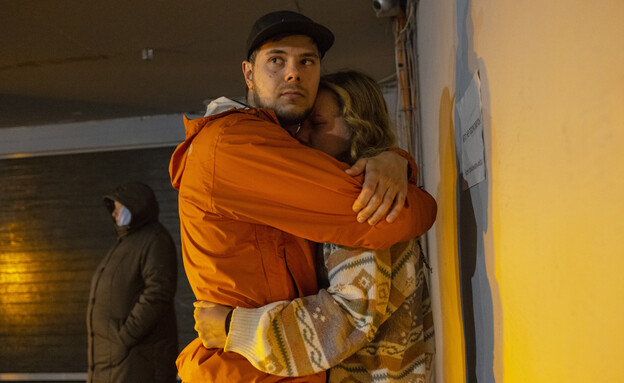 Dmytro et Marina se réfugient sur le parking de l'immeuble où ils se sont mariés (photo : Paula Bronstein, images getty)