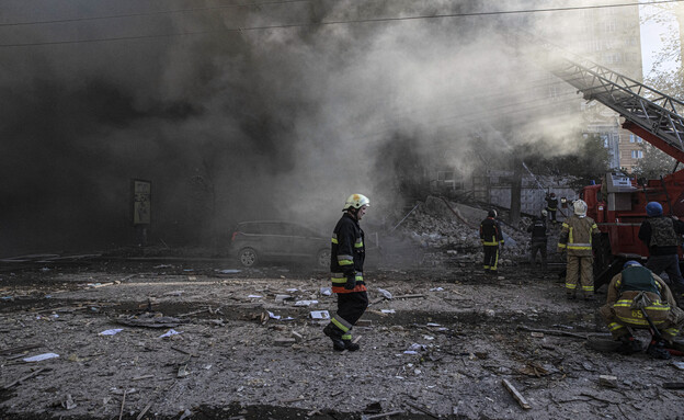 לוחמי האש מגיעים לזירת הפצצה בקייב לאחר שמלט תקף ב (צילום: Metin AktasAnadolu Agency , getty images)
