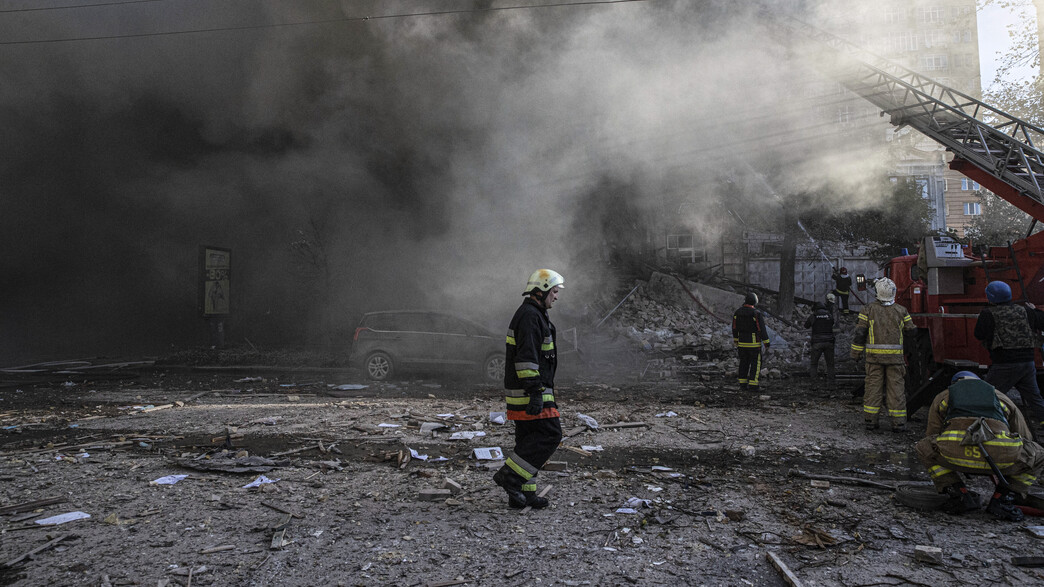 לוחמי האש מגיעים לזירת הפצצה בקייב לאחר שמלט תקף ב