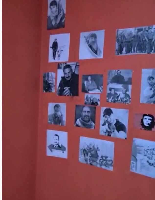 הקיר עם התמונות שנמצאו בחדר העצור בן ה-16