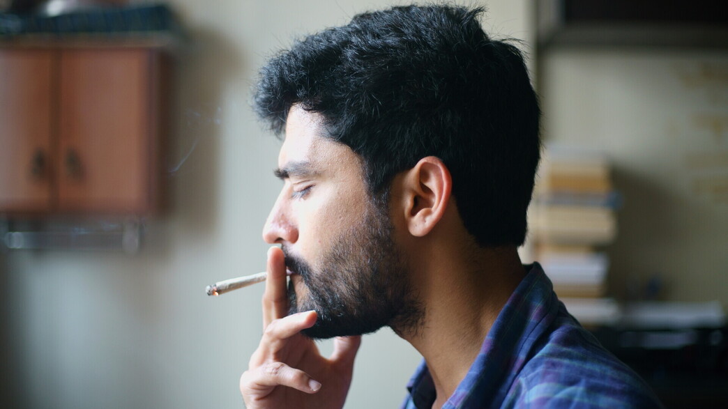 איש מעשן קנאביס (צילום: Rahul Ramachandram, shutterstock)