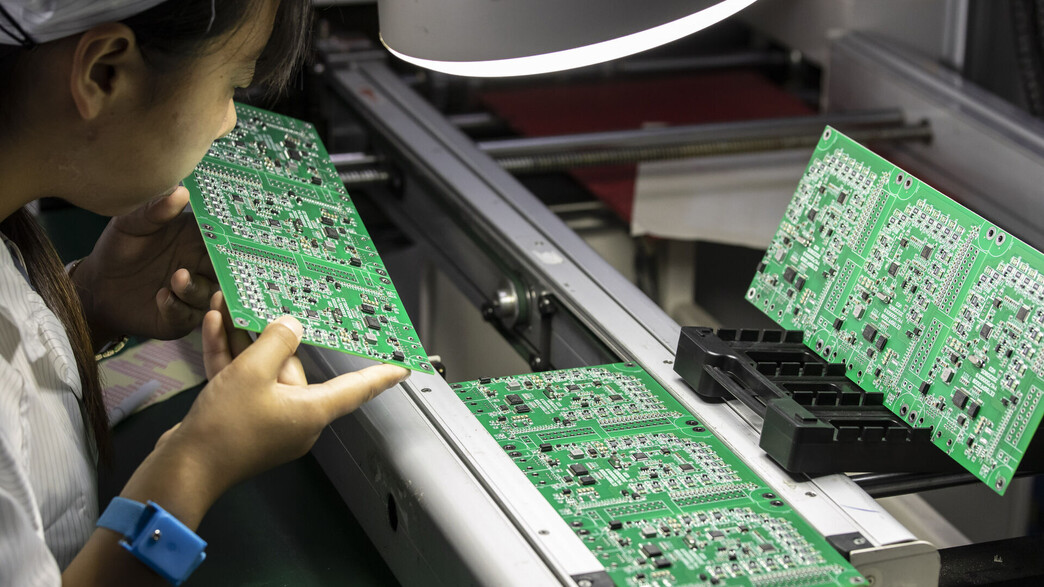 עובדת מפעל שבבים בסין