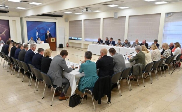 שר הביטחון בני גנץ בפגישה עם שגרירי איחוד האירופי  (צילום: אריאל חרמוני, משרד הביטחון)