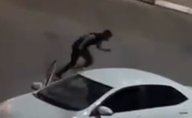 יוצא ממכונית עם אקדח ומרסס אדם שהיה במכוניתו ונמלט (צילום: טלגרם AMAR ASSADI)