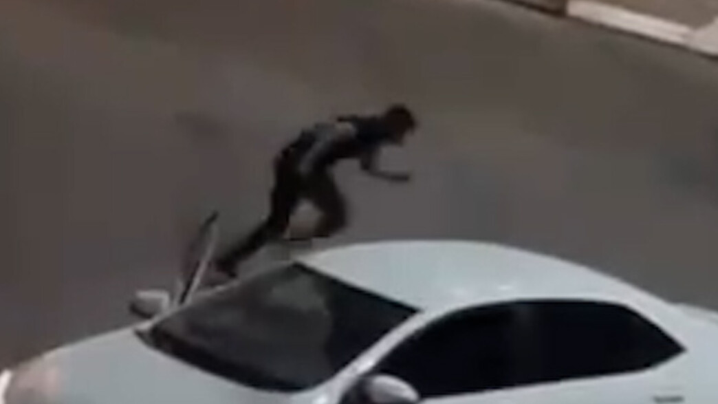 יוצא ממכונית עם אקדח ומרסס אדם שהיה במכוניתו ונמלט (צילום: טלגרם AMAR ASSADI)
