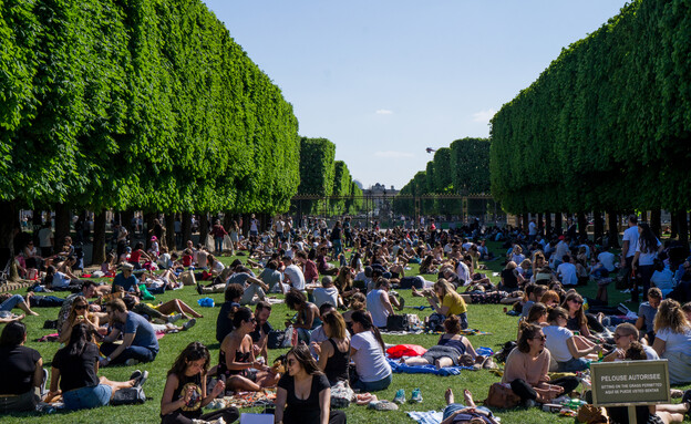 פיקניק בפריז (צילום: Kirill Chernyshev, Shutterstock)