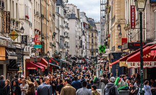 רחוב מלא תיירים פריז צרפת (צילום: Kiev.Victor | Shutterstock)
